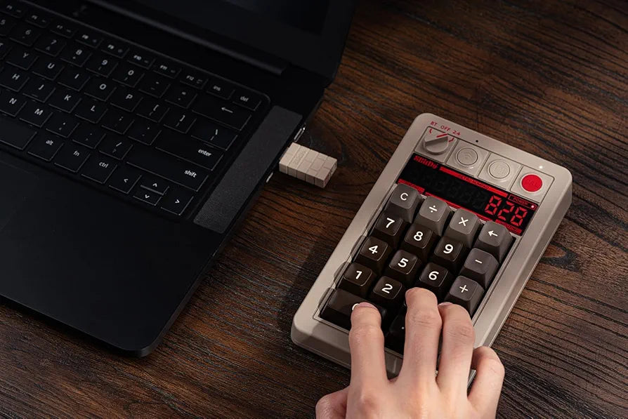 8BitDo Retro 18 Mechanical Numpad - C64 Edition  (PC)